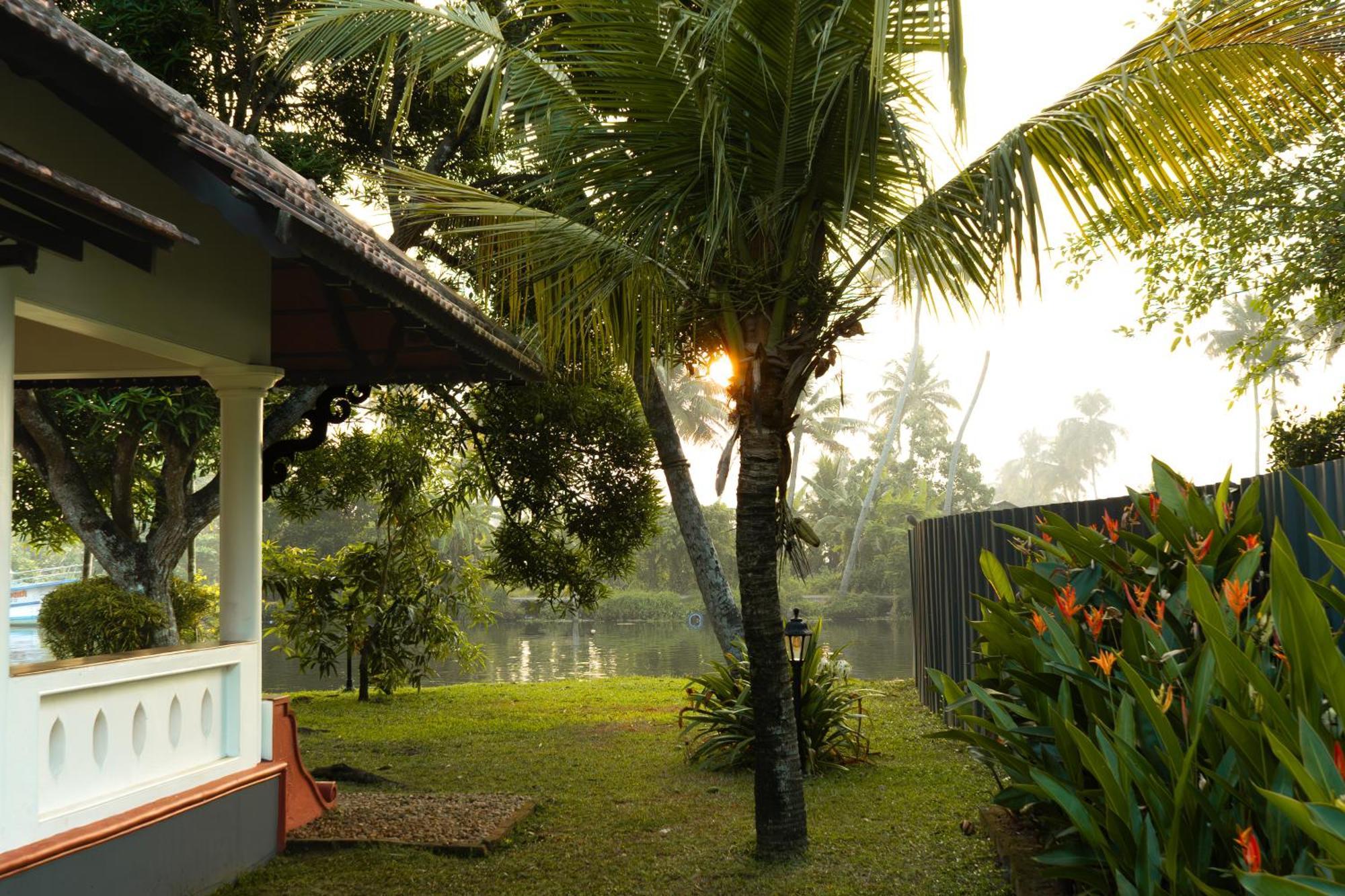 Palmgrove Lake Resort Alappuzha Esterno foto