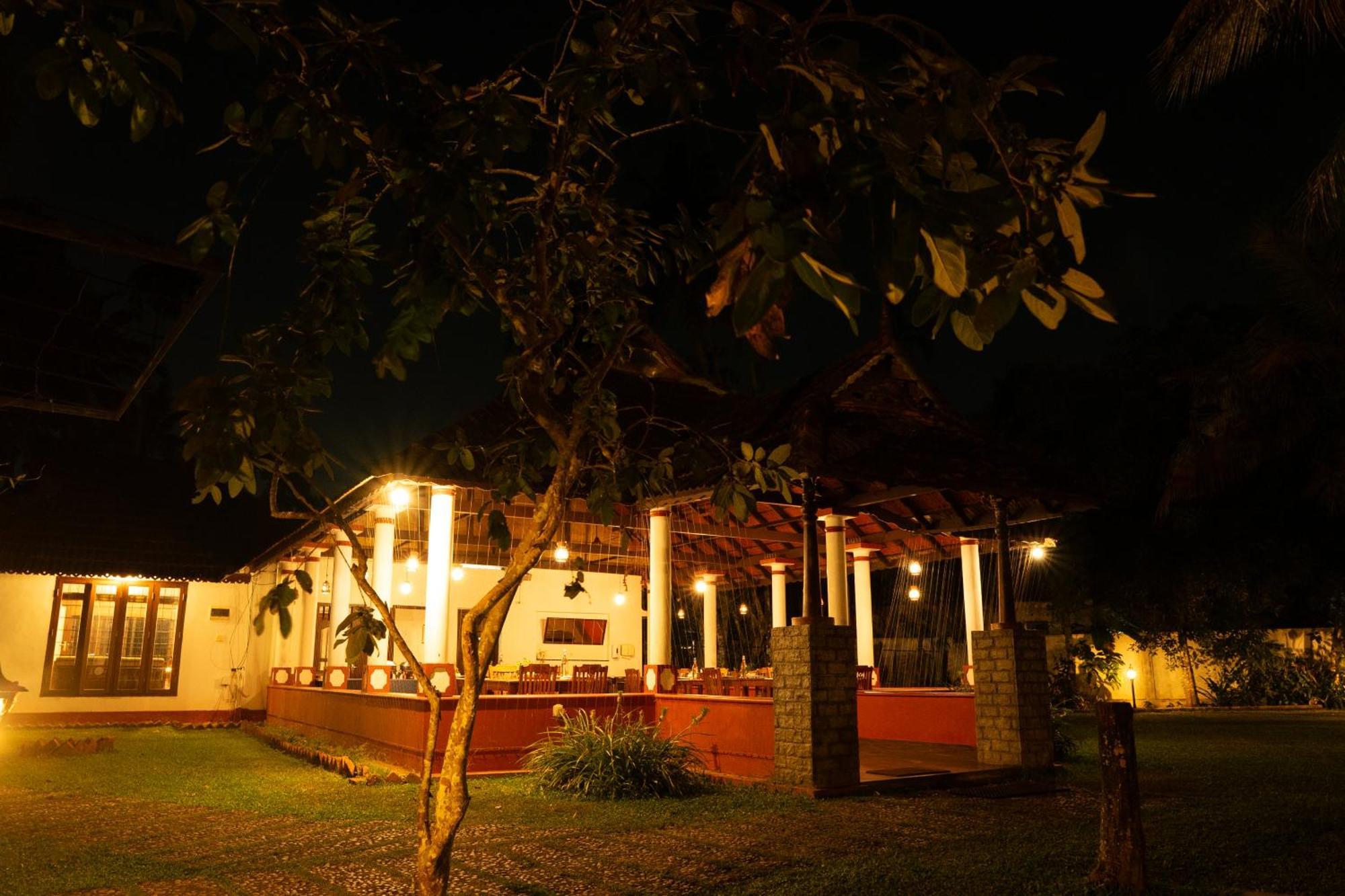 Palmgrove Lake Resort Alappuzha Esterno foto