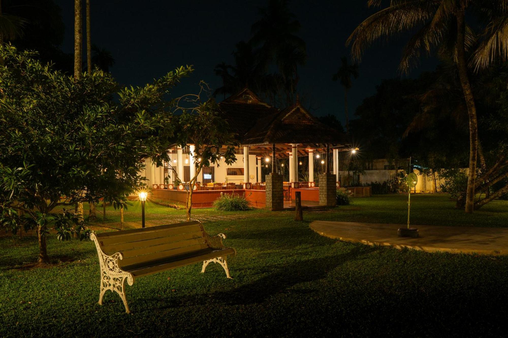 Palmgrove Lake Resort Alappuzha Esterno foto