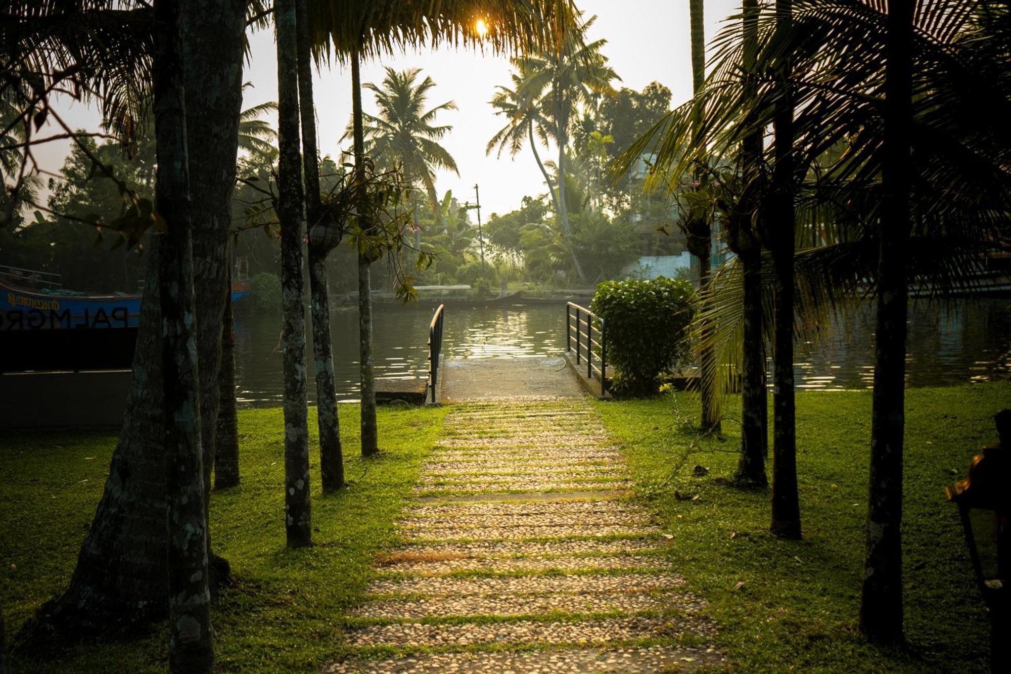 Palmgrove Lake Resort Alappuzha Esterno foto