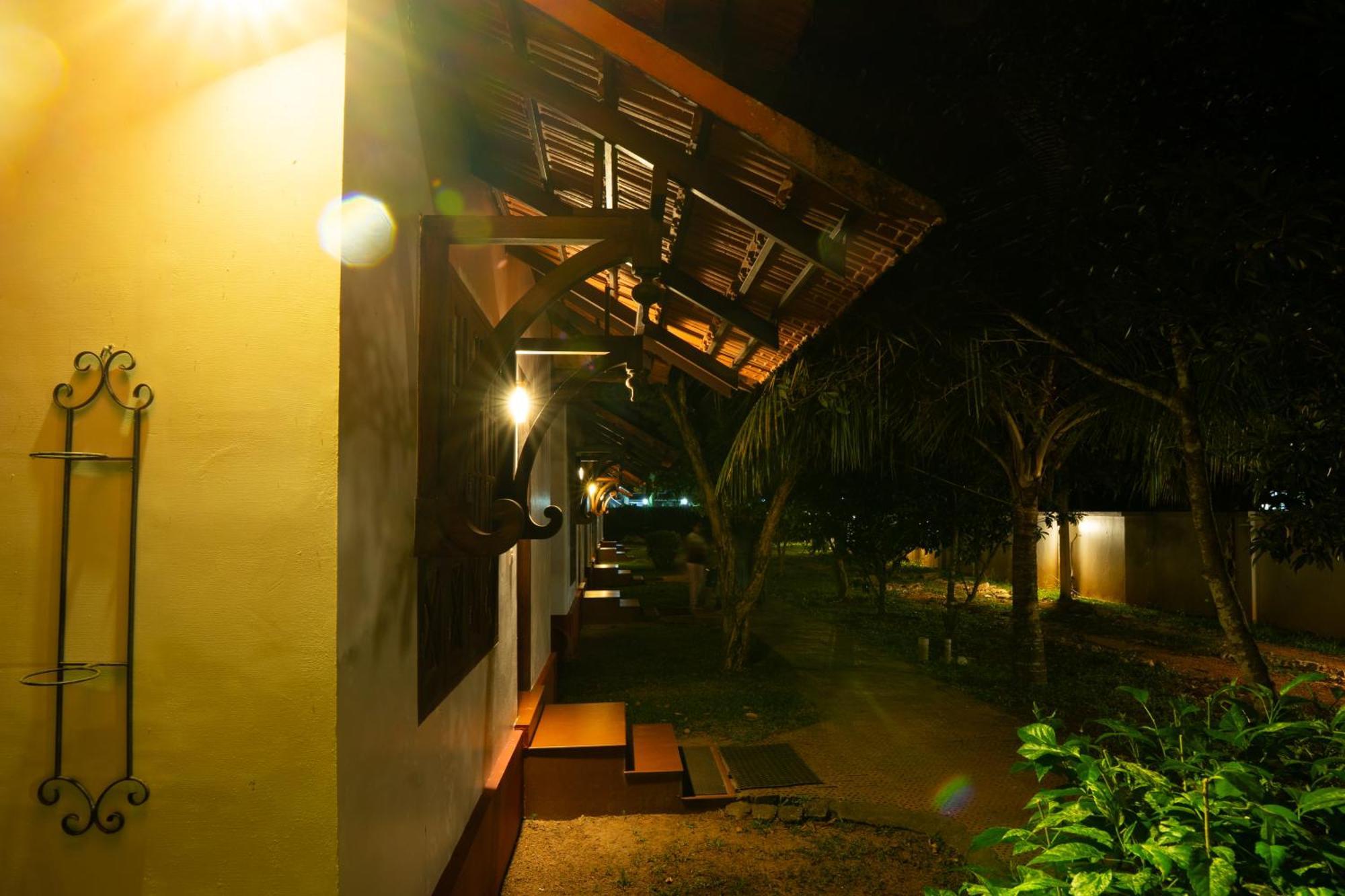 Palmgrove Lake Resort Alappuzha Esterno foto