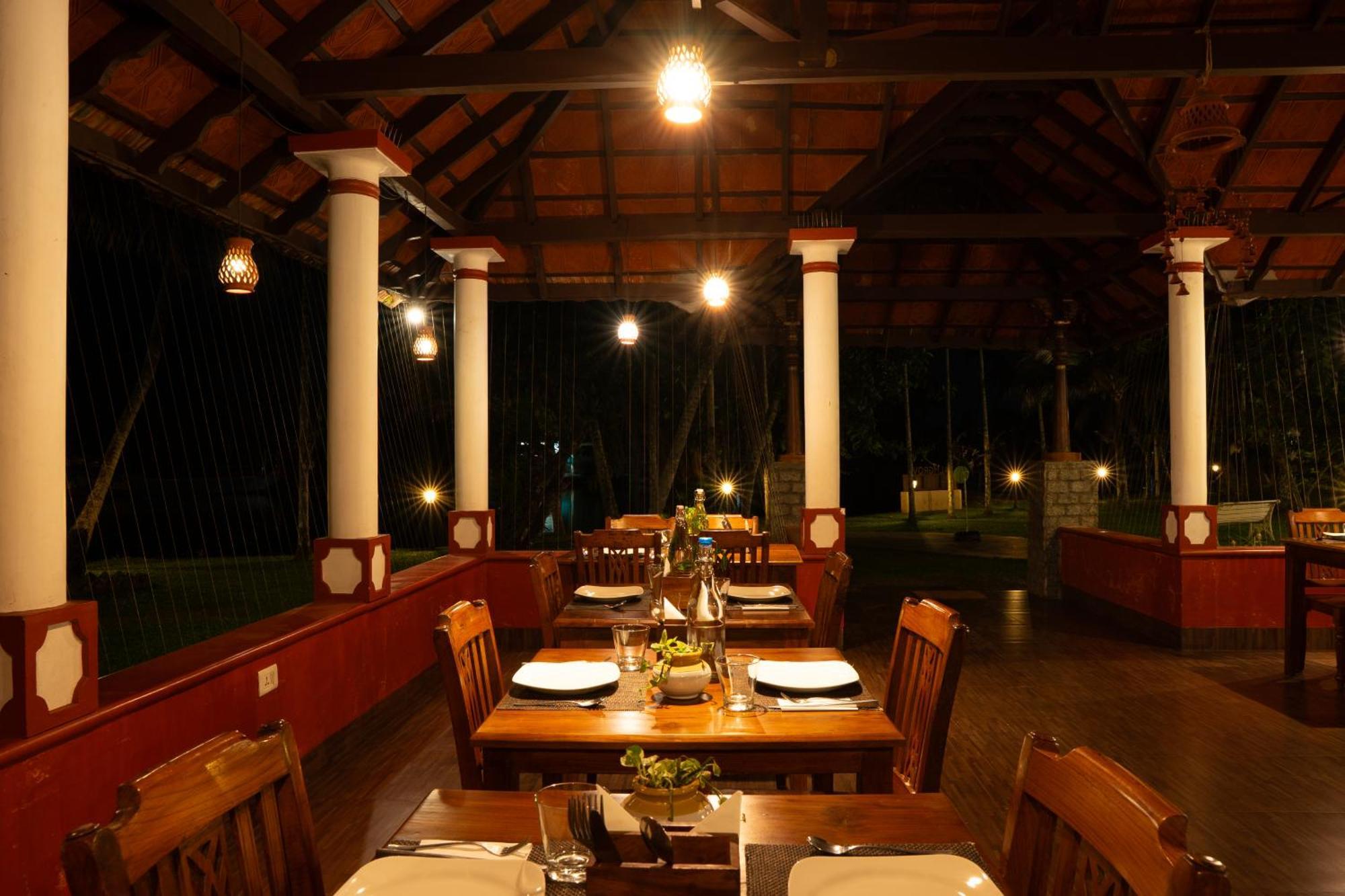 Palmgrove Lake Resort Alappuzha Esterno foto