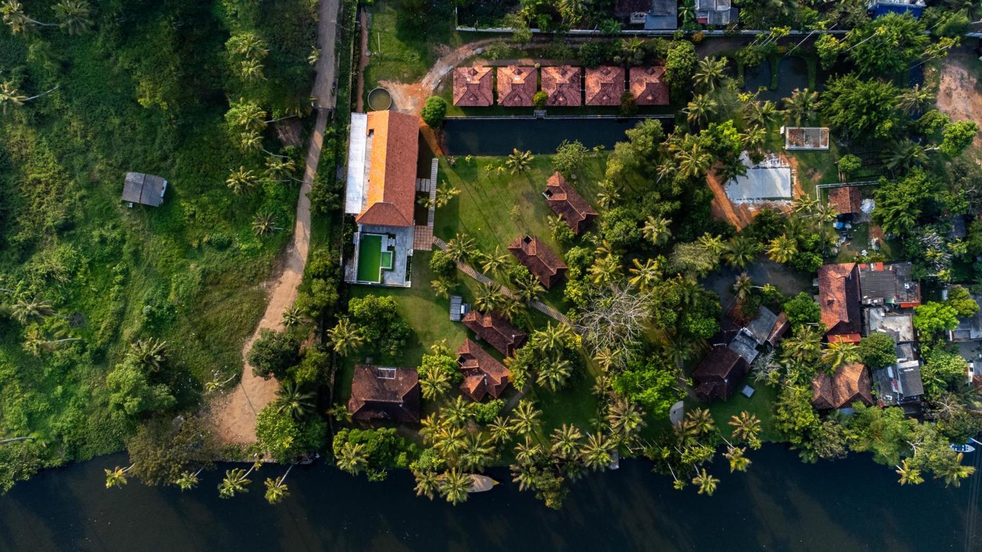 Palmgrove Lake Resort Alappuzha Esterno foto