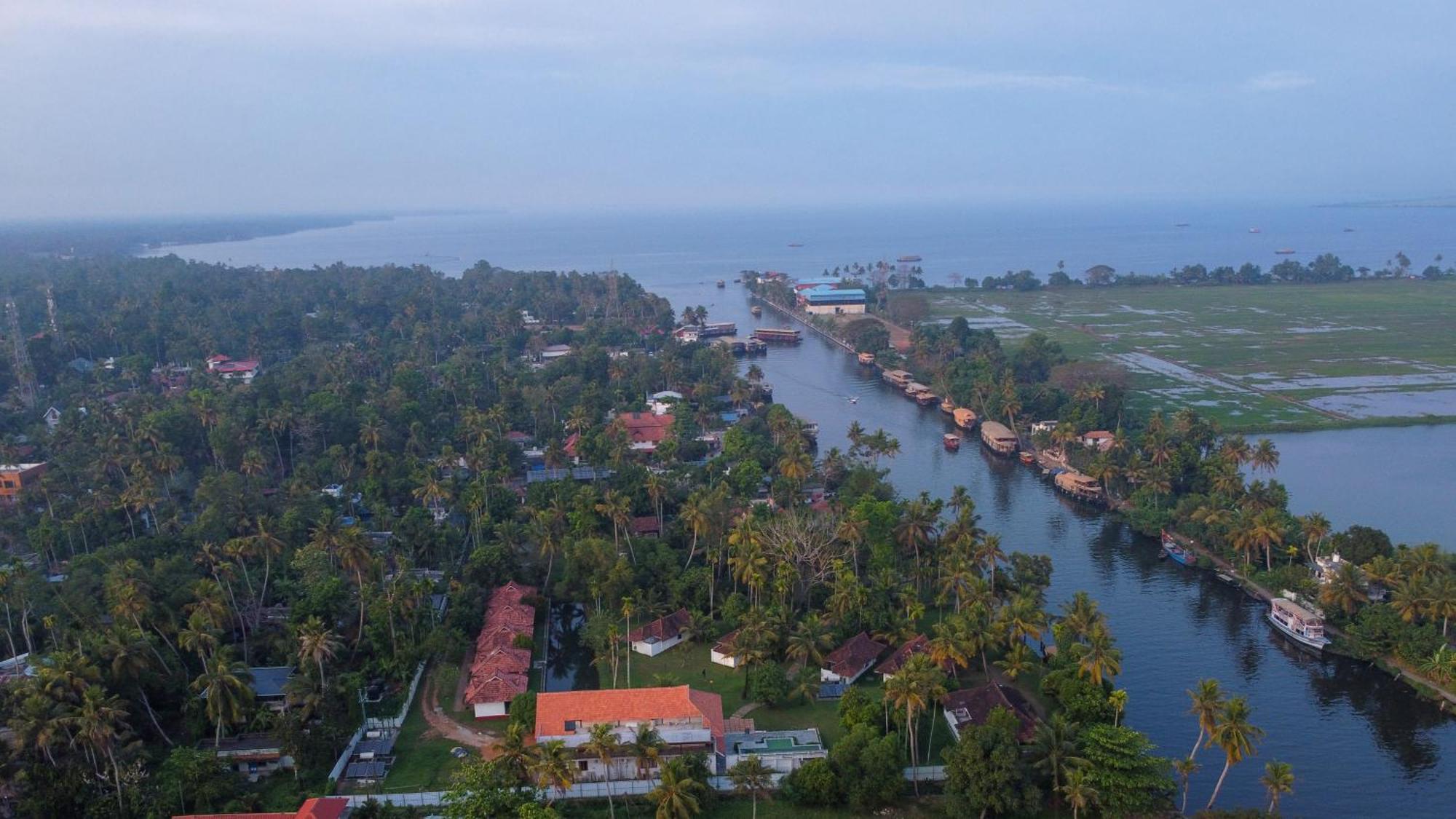 Palmgrove Lake Resort Alappuzha Esterno foto