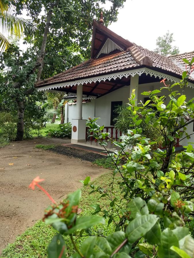 Palmgrove Lake Resort Alappuzha Esterno foto